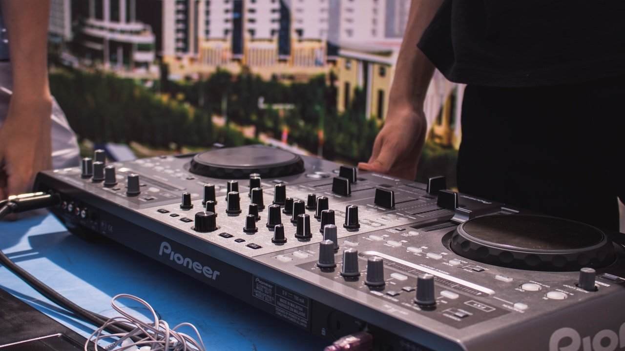 Using a DJ controller