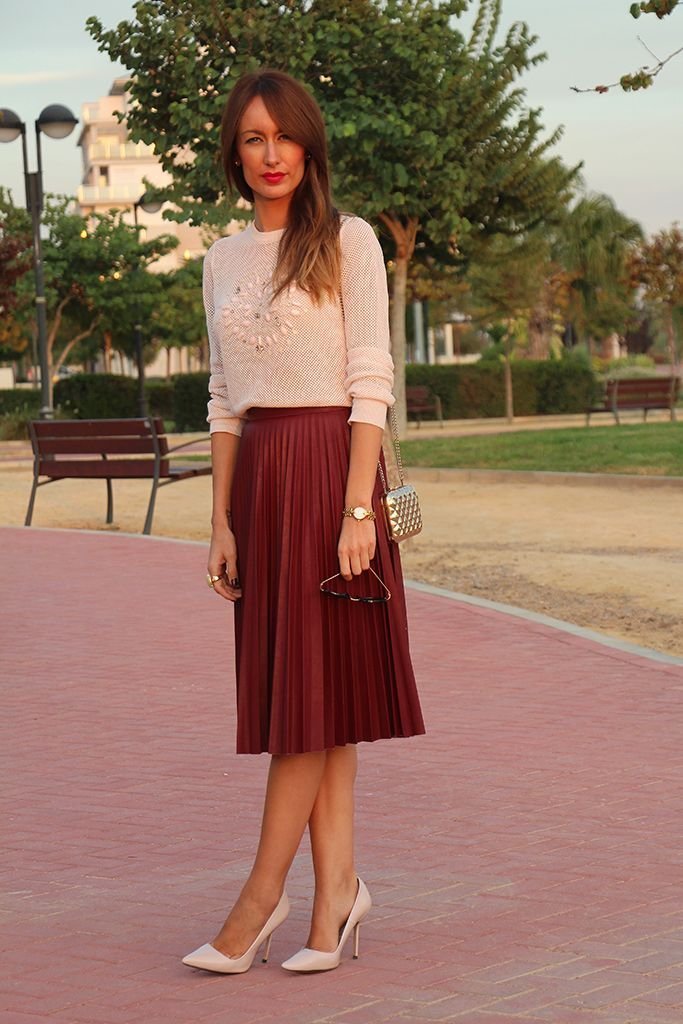 Midi skirt for an elegant evening out - Kaftan Mag Midi skirt for an elegant evening out - Kaftan Mag - maroon skirt outfit