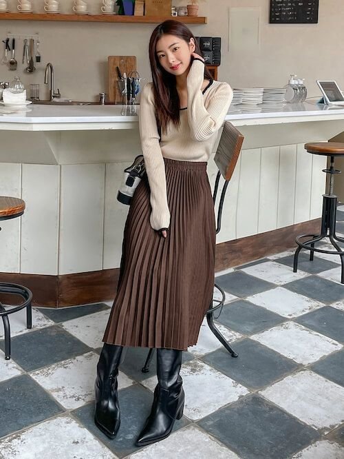 40+ Stylish Brown Skirt Outfits: What Goes With Brown Skirt In Any Season - brown leather skirt outfit