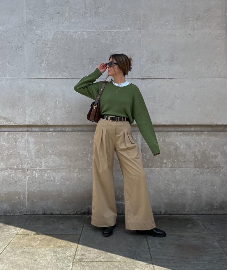 Spring outfit beige trousers - dark green sweater outfit