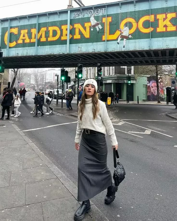 The 8 Best Outfit Ideas To Wear With A Grey Skirt The 8 Best Outfit Ideas To Wear With A Grey Skirt - maxi skirt outfit winter