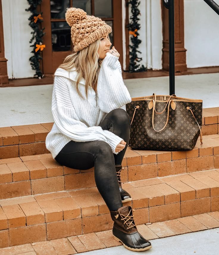 20 Ways to Wear Leggings This Winter - The Sue Style File 20 Ways to Wear Leggings This Winter - The Sue Style File - black leggings outfit winter