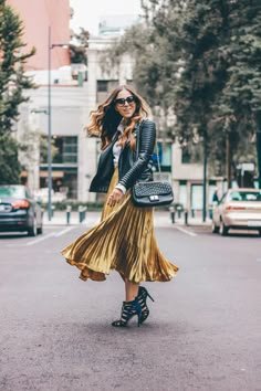 31 Best Gold pleated skirt outfits ideas | skirt outfits, outfits, gold pleated skirt 31 Best Gold pleated skirt outfits ideas | skirt outfits, outfits, gold pleated skirt - gold skirt outfit